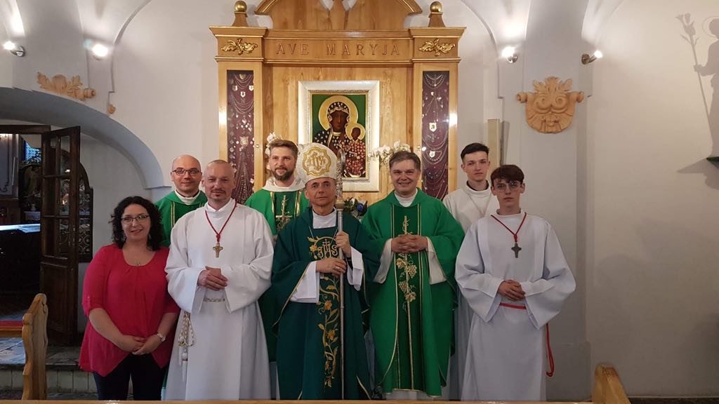 Lektro Tadeusz Dubicki wraz z biskupem i rodziną po Mszy św..