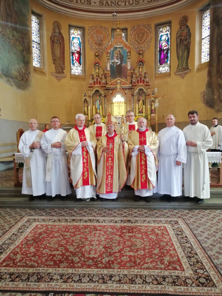 Diakoni wraz z biskupem po święceniach